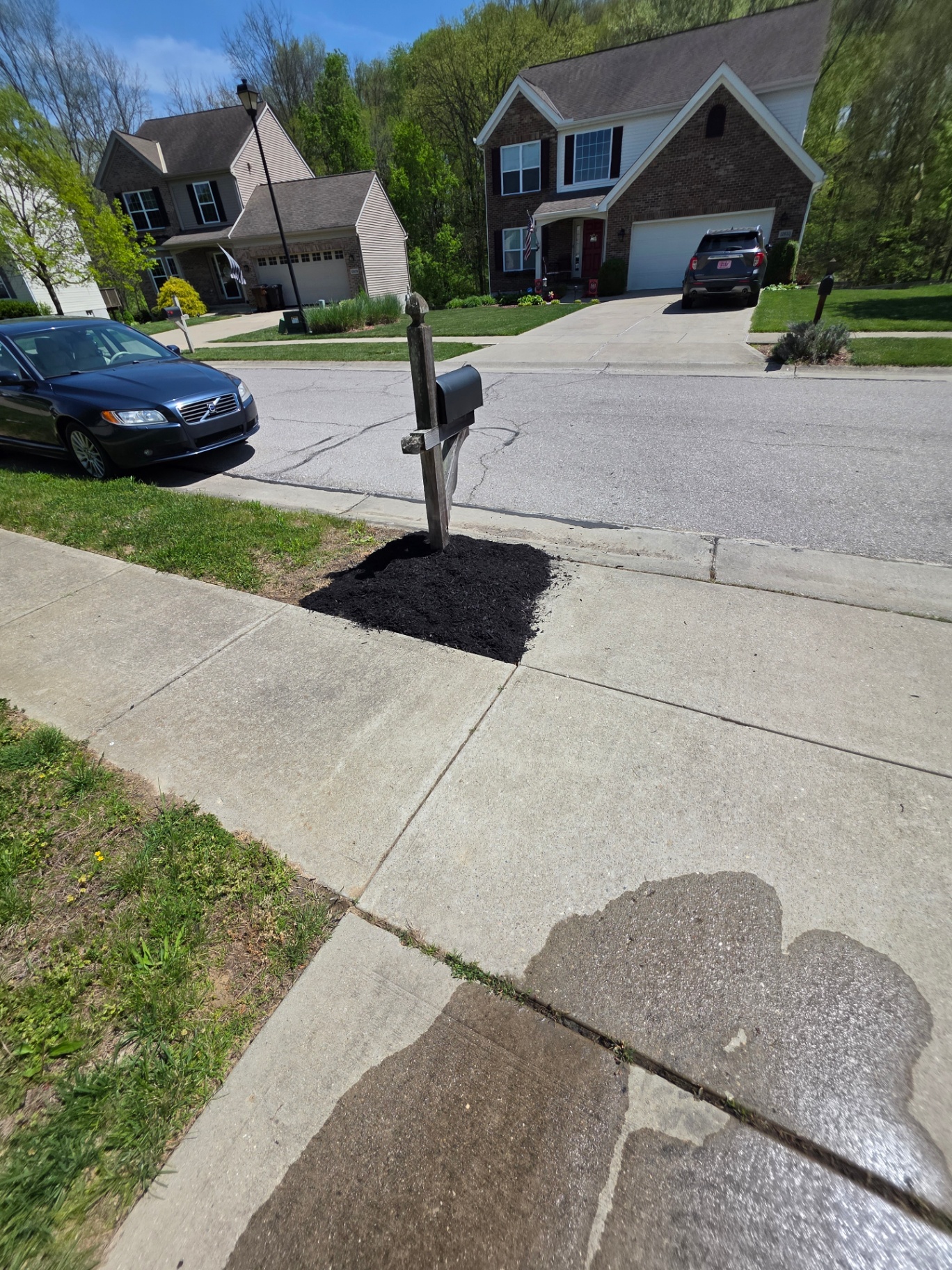 Mailbox mulch ring with clean edges